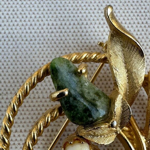 Vintage 1966 Sarah Coventry Brooch Jade Garden, Wreath and Leaf Design 2" x 1.75 - Picture 4 of 7